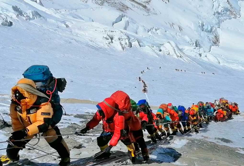 Một đoàn chinh phục đỉnh Everest năm 2019. Ảnh: AP